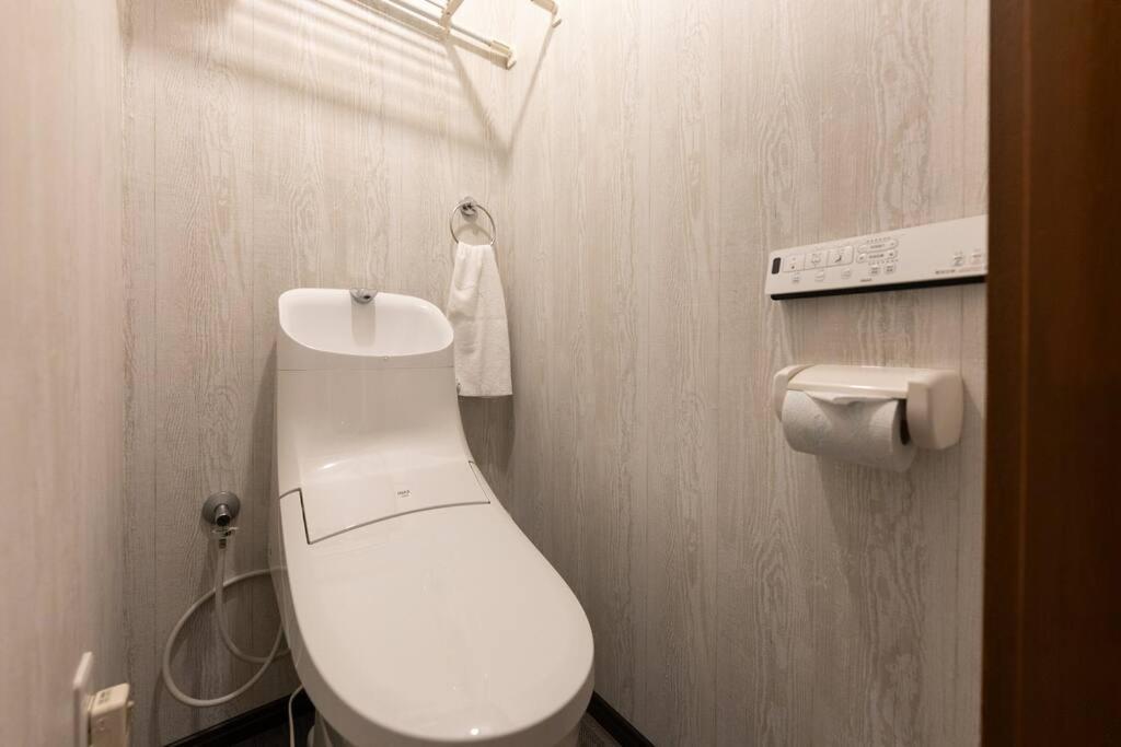 Villa 駐車場無料！静かな住宅街　５つの寝室でご家族でゆっくりお過ごし頂けます　7台の寝具で最大14名様まで Osaka
