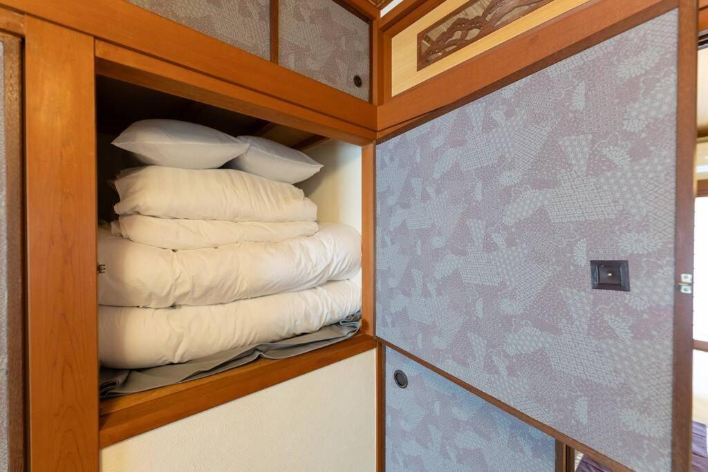 駐車場無料！静かな住宅街　５つの寝室でご家族でゆっくりお過ごし頂けます　7台の寝具で最大14名様まで *