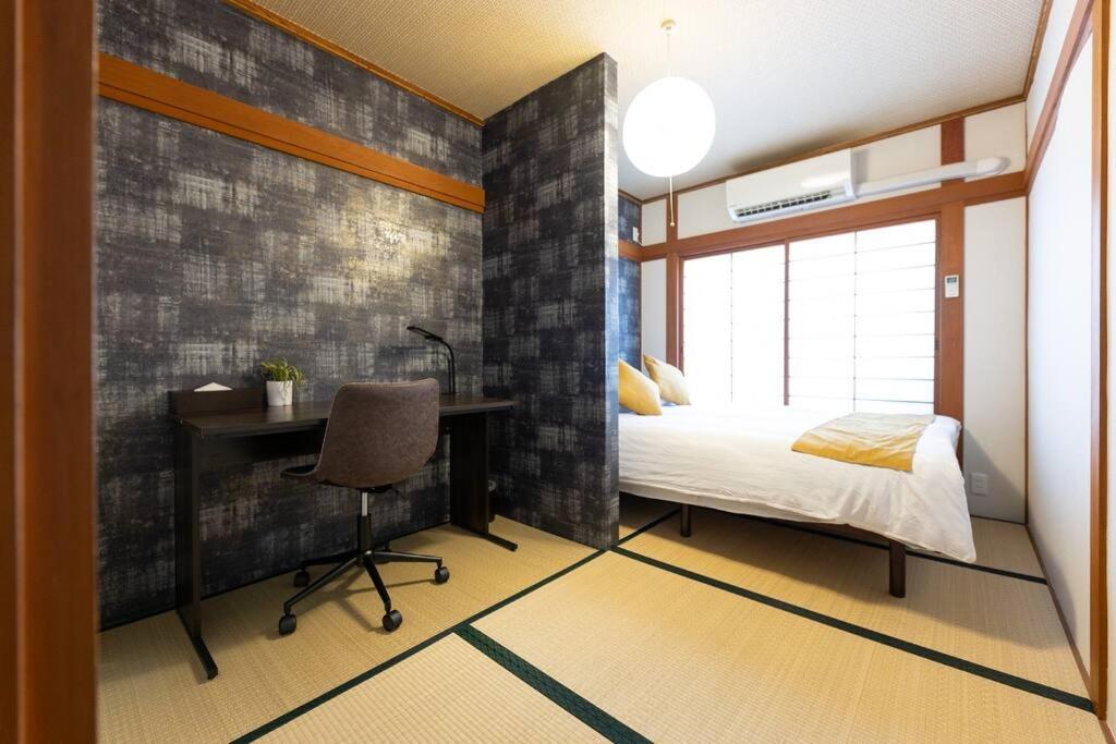 駐車場無料！静かな住宅街　５つの寝室でご家族でゆっくりお過ごし頂けます　7台の寝具で最大14名様まで Villa Osaka